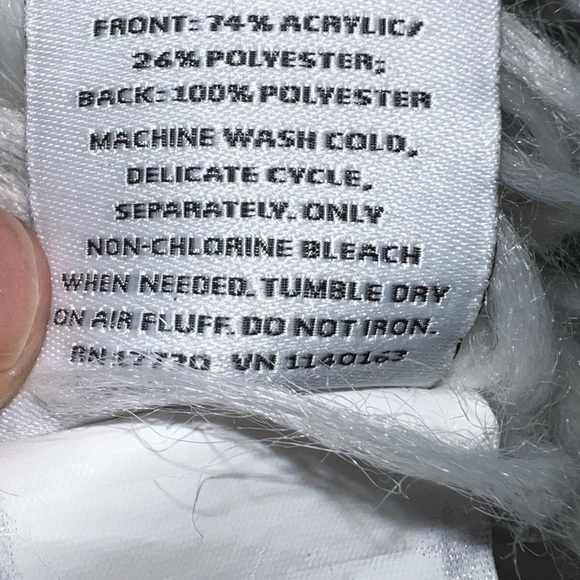 Luxurious White Faux Fur Throw Blanket 48.5x60 - Picture 5 of 5